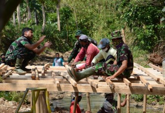 Satgas TMMD Karanganyar bersama warga membuat jembatan penghubung antara Dusun Sonosari dan Dusun Trugo, Senin, 12/10/2020