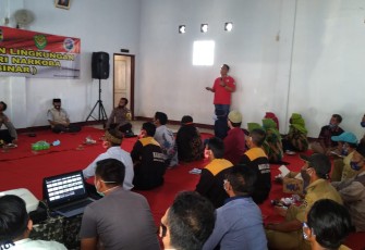 Sosialisasi P4GN Disampaikan Langsung Oleh Kasat Reserse Narkoba Polres Purwakarta AKP Heri Nurcahyo Kepada Masyarakat Desa Kertasari, Bojong, Purwakarta. (Sumber Foto: Tedi DinamikaJabar.com)