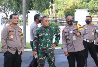 Kapolda Jawa Tengah Irjen. Pol. Drs. Ahmad Luthfi ditemani Pangdam IV Diponegoro Mayjen TNI Bakti Agus Fadjari memantau langsung unjuk rasa tolak UU Cipta Kerja yang  terjadi di Kota Magelang. Selasa, 13/10/2020