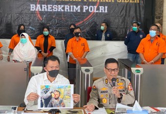 Kadiv Humas Polri Irjen Argo Yuwono membeberkan  percakapan Whatsapp grup Koalisi Aksi Menyelamatkan Indonesia (KAMI) Medan di depan Media. Kamis 15/10/2020