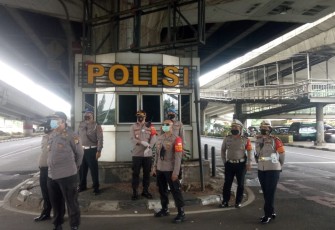 Satlantas Polres Metro Jakarta Timur beserta Polsek Pulogadung, Polsek Matraman, TNI, Dishub dan Satpol PP mengawalaksi turun kejalan mahasiswa Universitas Ibnu Chaldun dan OKP HMI dan PMII yang bertempat di jalan Raya Pemuda Rawamangun Jakarta Timur, Kamis (15/10/2020).  