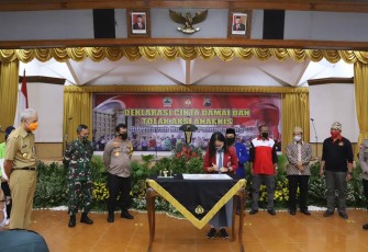 Tika dari RRI Semarang di saksikan oleh Kapolda Jateng Irjen. Pol. Drs. Ahmad Luthfi Pangdam IV Diponegoro Mayjen TNI Bakti Agus Fadjari, Irwasda Polda Jateng Kombes Pol Mashudi, Para PJU Polda Jateng dan Gubernur Jateng Ganjar Pranowo dan Rektor Undip, Prof Yos Yohan Utama dalam penandatanganan  Deklarasi Cinta Damai di Gedung Borobudur Mapolda Jateng. Senin, 19/10/2020