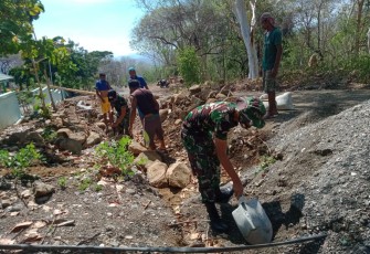 Satgas Yonarmed 3/105 Tarik turut serta membangun talud dan saluran irigasi di Kabupaten Timor Tengah Utara, Nusa Tenggara Timur.  Jum'at (30/10/2020).