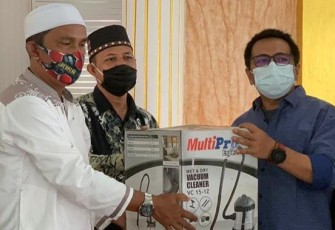 Dewan Aceh Singkil Bantu Vacuum Cleaner Ke Mesjid