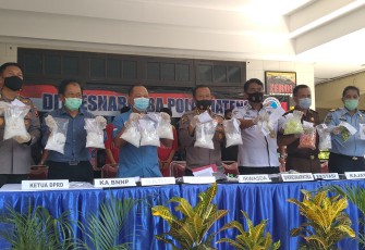 Dirresnarkoba Polda Jateng Kombes Pol Ignatius Agung Prasetyoko, Kepala BNN Jateng Brigjen Pol Benny Gunawan, Kabidhumas Polda Jateng Kombes Pol Iskandar Fitriana Sutisna, Irwasda Polda Jateng Kombes Pol Mashudi, dan Ketua DPRD Jateng Bambang Kusriyanto memegang barang bukti yang akan di musnahkan. Rabu, 7/10/2020.