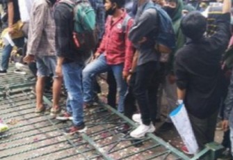 Masa pendemo merobohkan pagar Gedung DPRD Jateng,. Rabu 7/10/2020