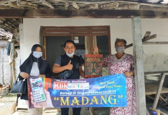 Kepala Biro Klikwarta.com Blitar Faisal Nur Rachman (tengah) Didampingi Istri (Ervin Rachman / kiri) Menyalurkan Sembako kepada Penerima Manfaat (foto: Reni Kurnia / Klikwarta.com) 