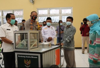 Kapolres Kendal AKBP Ali Wardana, S.H., S.I.K., M.M, Ketua Baznas Kab. Kendal K.H. Ubaidilah, Kabag Kesra Setda Kab. Kendal, Pejabat Utama Polres Kendal menyerahkan gerobak ke warga penerima bantuan di Balai Kelurahan Ketapang Kecamatan Kota Kendal, Rabu (21/10/2020)