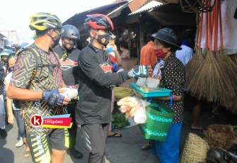 Dandim Dian Musriyanto Bagikan Masker ke Warga (foto : Faisal NR / Klikwarta.com Blitar)