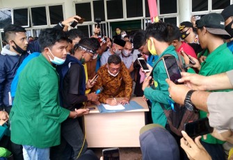 Ketua DPRK Aceh Singkil, Hasanuddin Aritonang saat menandatangani petisi.