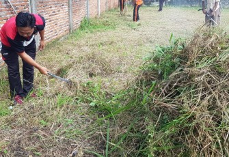 Kapolsek Ratu Agung dan Warga Gotong Royong Bersihkan Lingkungan dan Sarana Olahraga