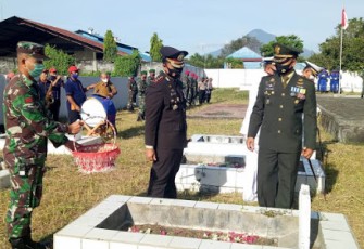 Ziarah Nasional di Taman Makam Pahlawan Kadoodan Kelurahan Madidir Ure dan Tabur Bunga di Laut
