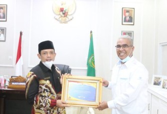 Kepala Kanwil Ditjen Perbendaharaan Provinsi Bengkulu Ismed Saputra menyerahkan langsung penghargaan kepada Plt Walikota Dedy Wahyudi di ruang kerja Walikota