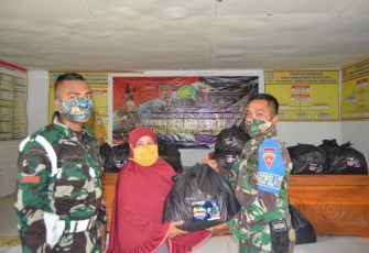 Yonif 725/Wrg Serahkan Bingkisan Sembako dari Pangdam XIV/Hasanuddin