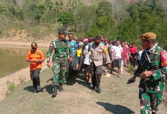 Koramil dan Polsek setempat serta dibantu Basarnas Kupang mengevakuasi korban tenggelam di Desa Haulasi, Kecamatan Miomaffo Barat, Kabupaten Timor Tengah Utara, Nusa Tenggara Timur, Minggu (1/11/2020).        