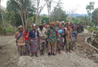 Satgas Yonarmed 3/105 Tarik Ikuti Adat Upeti di Kecamatan Bikomi Nilulat, Kabupaten Timor Tengah Utara, Nusa Tenggara Timur. Senin (2/11/2020). 