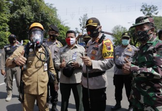 Bupati Batang Wihaji, Kapolres Batang AKBP Edwin Louis Sengka, Kasdim 0736/Batang Mayor Kav Hariyonodan Kepala BPBD Ulul Azmi usai memeriksa perlengkapan penanganan bencana, di Jalan Veteran Kabupaten Batang, Selasa (3/11/2020).