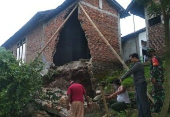 Serma Imam Apriadi selaku Babinsa Koramil 01/Purbalingga untuk Kelurahan Kembaran Kulon berada di lokasi longsor. Sabtu, (7/11/2020)   