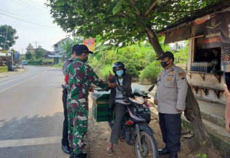 Polsek, Koramil, Puskesmas dan Kecamatan mengadakan Razia di depan Balaidesa Donorejo di alur utama alternatif Pekalongan Magelang. Senin (9/11/2020).