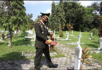 Dandim 0702/Purbalingga Letkol Inf Decky Zulhas, S.H., M.Han, Ziarah di TMP Purbo Saroyo. Selasa, (10/11/2020).  