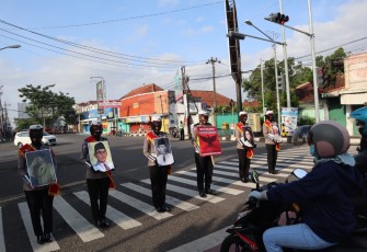 Satlantas Polres Purbalingga adakan kuis tebak nama-nama pahlawan saat Penling di simpang empat Taman Usman Janatin, Selasa (10/11/2020) 