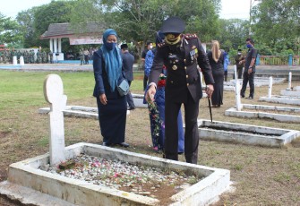 Kapolres Bengkulu Selatan AKBP Deddy Nata SIK Saat Melakukan Ziarah di Taman Makam Pahlawan 