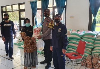 Bhabinkamtibmas  Polsek Cepiring  Bripka Tri Sulistya memberikan BSNT di Desa Botomulyo Cepiring. Rabu 11/11/2020. 