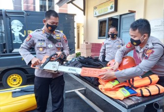 Tim Supervisi Dirsamapta Polda Jawa Tengah melakukan pengecekan sejumlah peralatan yang mendukung antisipasi maupun penanganan bencana di sejumlah titik rawan Kabupaten Batang.di Halaman Polres Batang, Rabu (11/11/2020).   