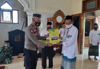 Kapolsek Limpung AKP Yorisa Prabowo menyerahkan  bantuan pembangunan masjid Miftahul Huda sebesar Rp 5.000.000,- (Lima Juta Rupiah) yang diterima oleh KH Mundakhir, selaku takmir Masjjid di Dukuh Sari Desa Sembung Kecamatan Banyuputih Kabupaten Batang, Jumat (13/11/2020). 