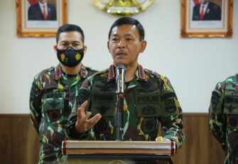 Kapolri Jenderal Idham Azis saat menyampaikan maklumat dari Rumah Dinas Kapolri, Jalan Pattimura, Jakarta Selatan, Sabtu (14/11).   