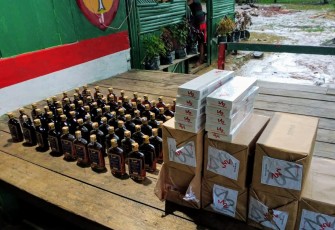 Barang ilegal berupa 72 botol miras merek brendy dan 80 slop rokok merek m2 di Desa Jasa Kecamatan Senaning, Kabupaten Sintang, Kalimantan Barat, Senin (16/11/2020).  
