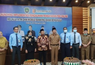 Plt Walikota Bengkulu Dedy Wahyudi Dalam Acara Launching Implementasi Pengalihan Pembayaran PBB Online Melalui ATM dan Mobile Banking Bank Bengkulu di kantor cabang utama Bank Bengkulu