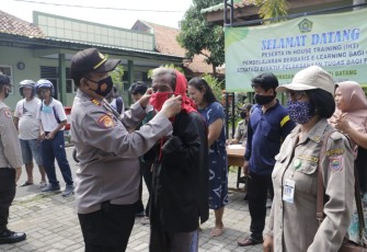 Polres Batang, Satpol PP dan Kodim 0736/Batang makin intensif menggelar operasi yustisi di halaman MAN Kabupaten Batang, Rabu (18/11/2020).