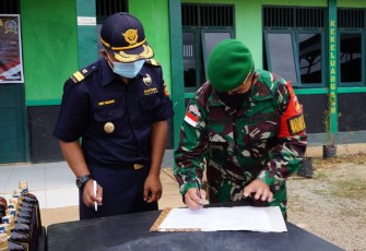 Satgas Pamtas Yonif 407/Padmakusuma menyerahkan barang bukti serta penandatanganan Berita Acara serah terima hasil penangkapan dari Yonif 407/PK kepada pihak Bea & Cukai Nanga Badau berupa Rokok dan Minuman keras ilegal.Rabu (18/11/2020)