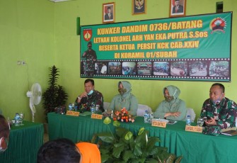Komandan Kodim 0736/Batang Letkol Arh. Yan Eka Putra didampingi Ibu Ketua Persit Kartika Chandra Kirana Cabang XXIV Ny. Ratih Rangga Apriyani S.t, Kepala Staf Mayor Kav. Haryono, Para Perwira Staf serta Ibu pengurus melaksanakan kunjungan kerja ke Koramil Jajarannya, Selasa (24/11/20).