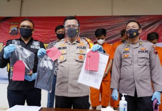 Kapolres Batang AKBP Edwin Louis Sengka didampingi Kasatreskrim AKP Budi Santoso dan Kasubbaghumas IPTU Erdi Nuryawan saat konferensi pers di Polres Batang, Jumat (27/11/2020).