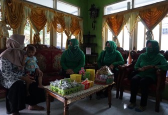 Ketua Persit Kartika Chandra Kirana cabang XXIV Kodim Batang Ny. Ratih Rangga Apriyani S.t, yang didampingi oleh Wakil Ketua dan sejumlah Pengurus memberikan santunan kepada para anggota dan keluarga TNI yang sedang mengalami sakit. Sabtu (28/11)
