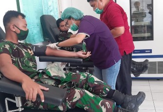 Satgas Yonarmed 3/105 Tarik mentransfusikan darahnya kepada salah satu warga desa binaan yang menderita Anemia di Kecamatan Kobalima Timur, Kabupaten Malaka, Nusa Tenggara Timur, Minggu (29/11/2020).