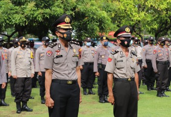 Kapolres Kendal AKBP Raphael Sandhy Cahya Priambodo, S.I.K. melantik Kasubbag Humas Polres Kendal AKP Sukarsa naik pangkat menjadi Kompol dan. Aiptu Sukman mendapatkan penghargaan menjadi IPDA dalam Apel Korp Raport Kenaikan Pangkat di halaman Polres Kendal, Senin (2/11/2020).