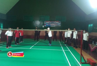 Pjs Walikota Jumadi Surf Bulutangkis Penanda Dibukanya Turnamen (foto : Faisal NR / Klik Warta) 