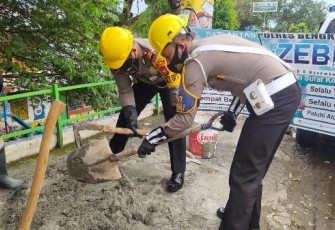 Satlantas Polres Bengkulu Tambal Jalan Berlubang