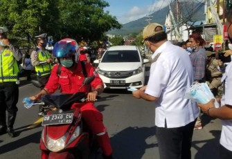 PGRI Kota Bitung Berbagi Puluhan Ribu Masker Pada Pengendara 