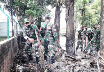 Kepala Staf Kodim 1310/Bitung Pimpin Karya Bakti Pembersihan Sampah