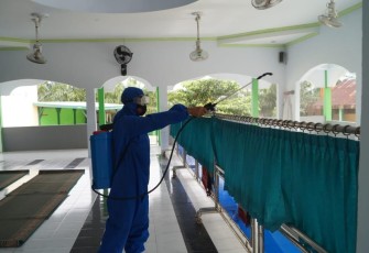 Sat Brimobda Polda Bengkulu Aktif Semprot Disinfektan di Fasilitas Umum
