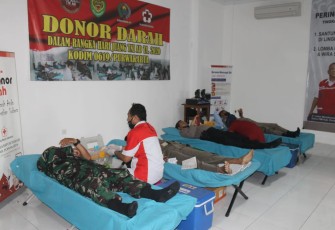 Personel TNI-Polri dan Beberapa Perwakilan Ormas Mengikuti Baksos Donor Darah Di Kantor PMI Kabupaten Purwakarta (Foto :Pendim 0619)