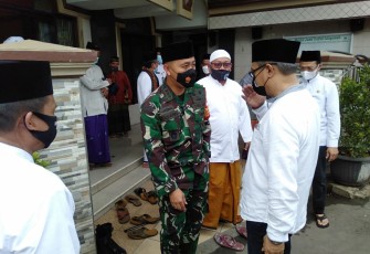 Dandim 0503/JB dan Walikota Jakarta Barat Sambangi Kediaman Ketua MUI DKI Jakarta dan Sholat Jumat Berjamaah 