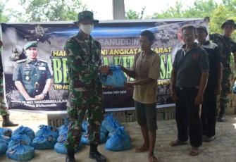  Yonif 725/Woroagi Gelar Kerja Bhakti dan Pembagian Sembako