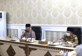 Gubernur Bengkulu Rohidin Mersyah didampingi Sekretaris Daerah