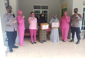 Ketua Bhayangkari Cabang Kendal Ibu Ine Rafhael Sandhy beserta pengurus dan Ketua Ranting Singorojo dan Boja  didampingi Kapolsek Singorojo IPTU Darwan SH. MH memberikan bantuan. Bantuan tersebut diterima oleh Istri korban Ibu Dyah Kusuma Lisa Dina. Rabu, 1/12/2020