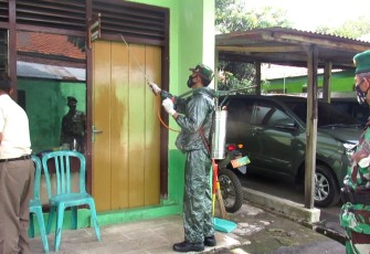 Kodim 0736/Batang dan Koramil jajaran melaksanakan penyemprotan disinfektan secara serentak dipangkalan masing-masing.Rabu (2/12/20)